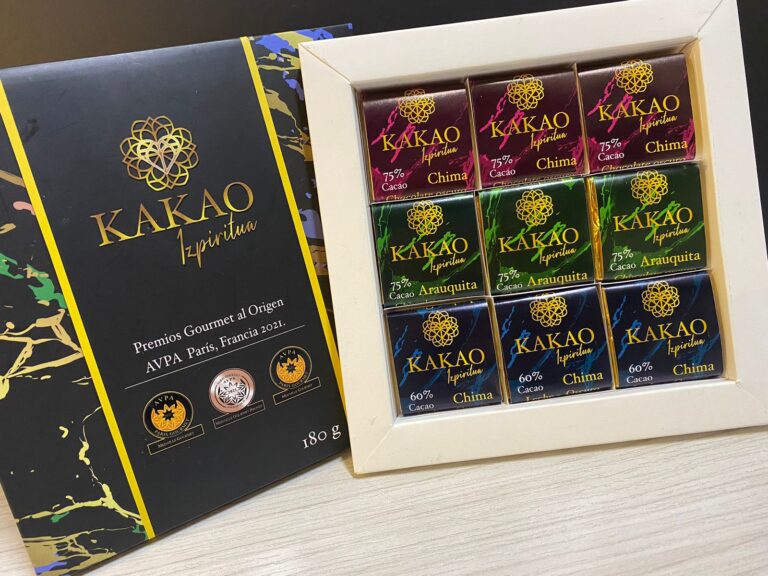 Kakao 1zpiritua 180 g cata de chocolates Tres Medallas de origen de 75% y 60% con leche oscuro. Certificación Gourmet AVPA París, Francia 2021